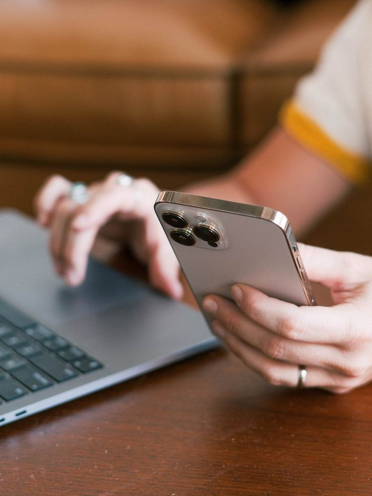 Czy pracodawca może zakazać korzystania z telefonu w pracy?